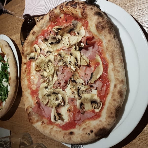 Très bonne pizza - Sapori Pizzeria, Levallois-Perret