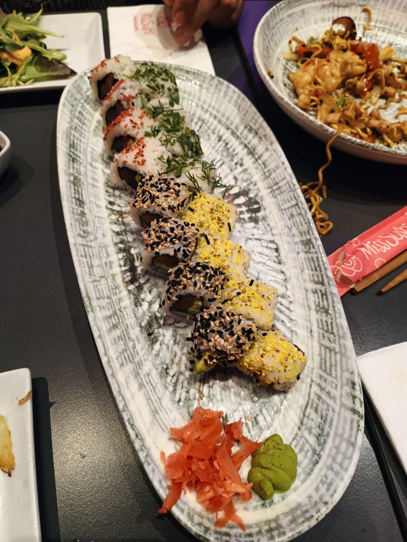 Uramaki mix (16 piezas) - Miss Sushi - Las Tablas, Madrid