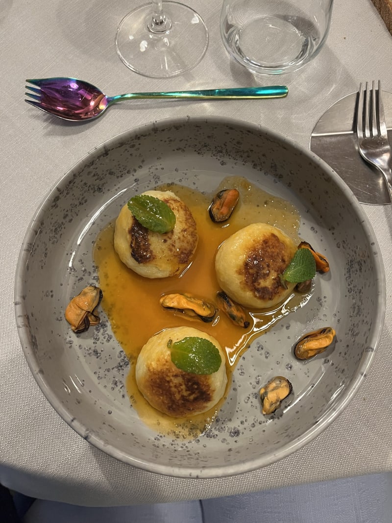 Gnocchi di patate ripieni di pesce spada, guazzetto di pomodoro e olive taggiasche e cozze - Incontro restaurant&drink, Milan