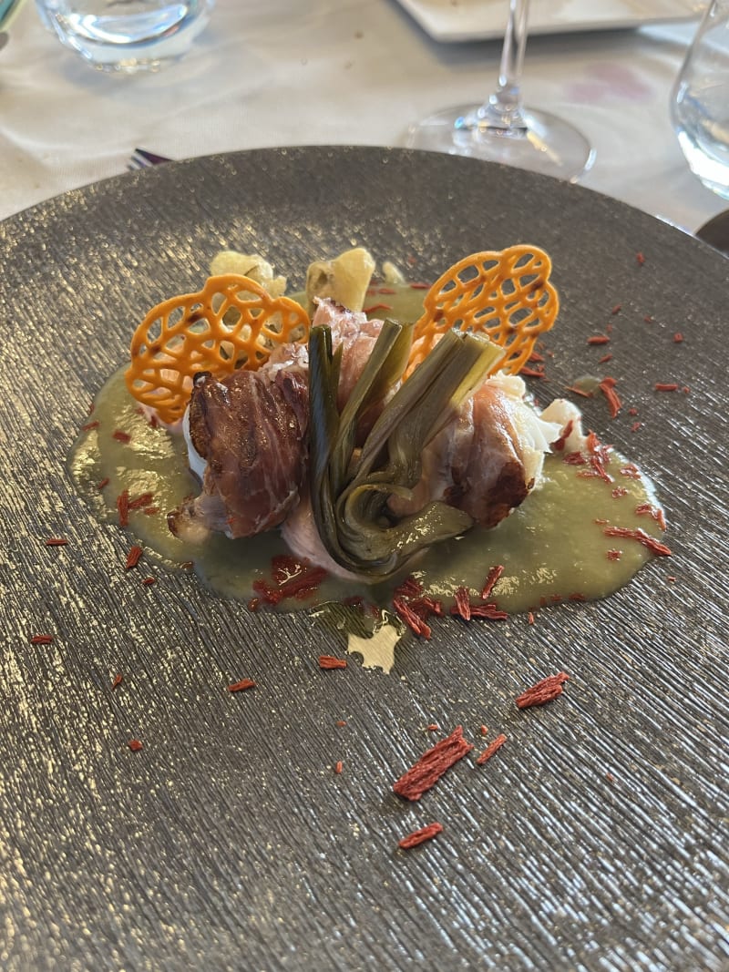 Rana pescatrice alla griglia avvolta con prosciutto crudo, carciofo e le sue consistenze, maionese e chips di pomodoro - Incontro restaurant&drink, Milan