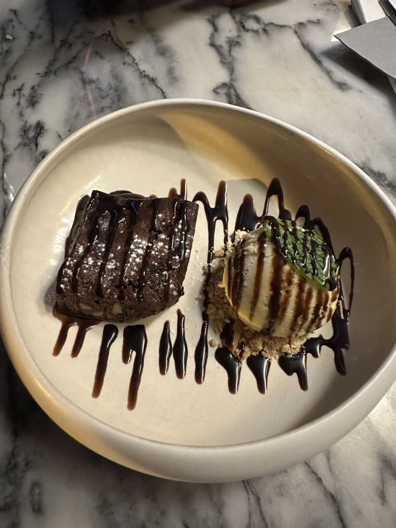 Brownie com gelado - Taberna do Lopes First Floor , Lisbon