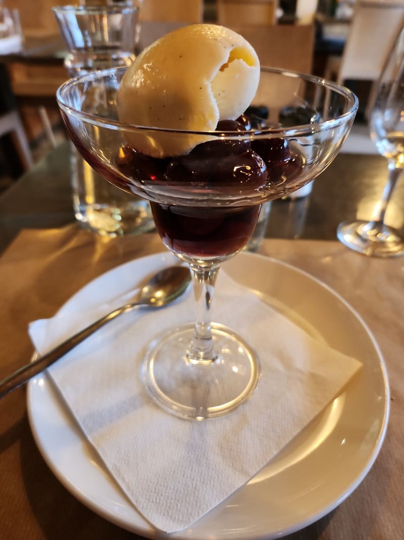 Griottines au Kirch de Fougerolles avec glace vanille / Cherries in Kirch liquor from Fougerolles with vanilla icecream - La Table d'Aligre, Paris