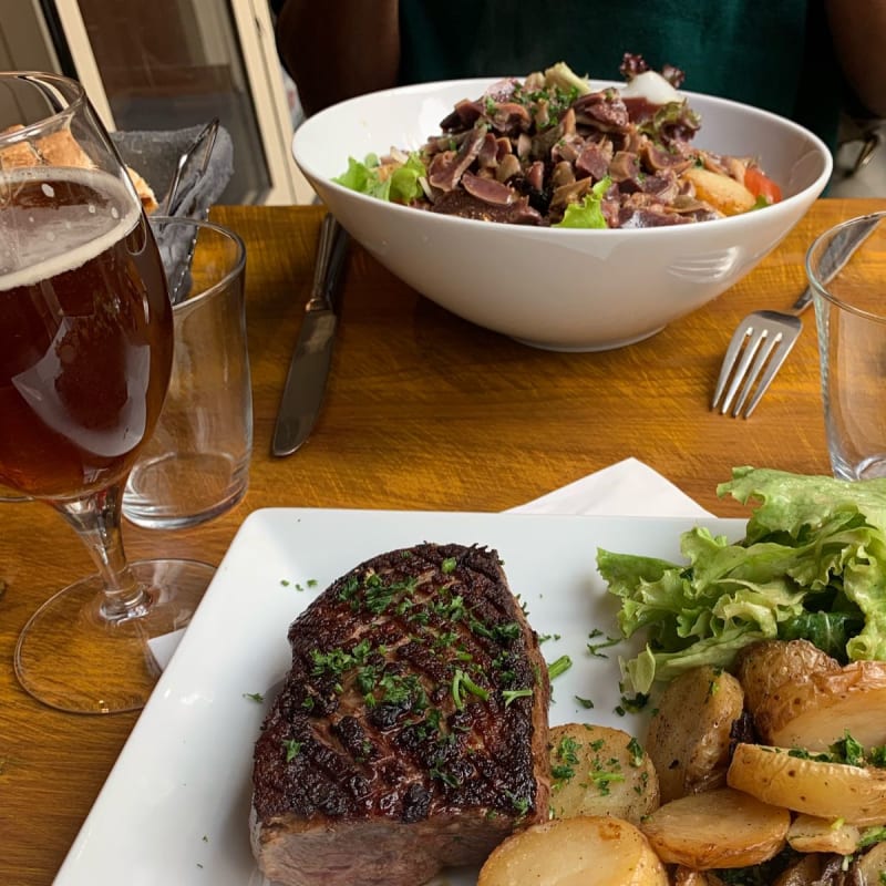 Magret de canard grillé + salade gasconne - Aux Produits du Sud-Ouest, Paris