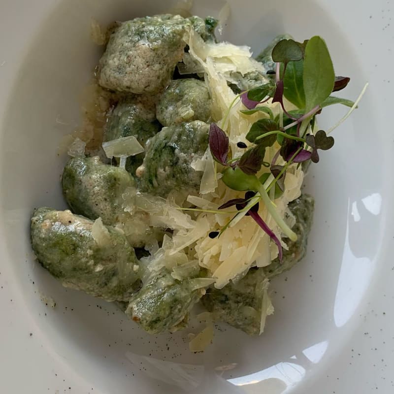 strangolapreti padellati al burro su pesto di noci e timo con scaglie di Spressa dop. - Ristorante Dolomiti