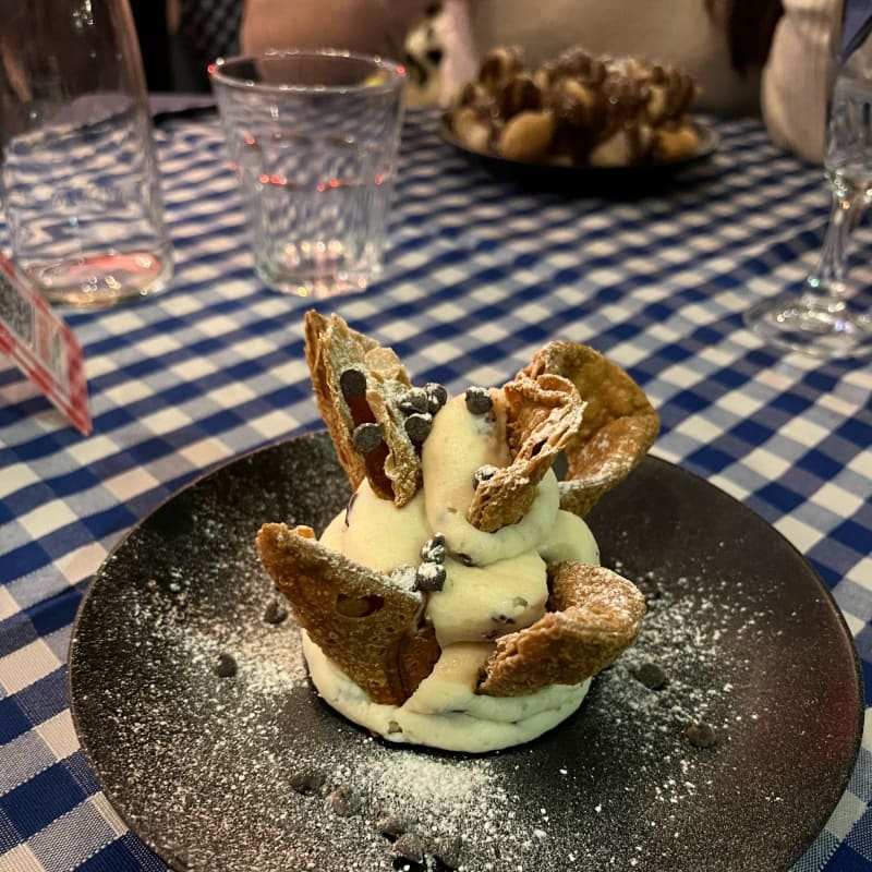 Buono, la ricotta un po’ compatta. Sullo sfondo bombette alla Nutella (tante, tantissime!). Sarei curiosa di provare la pastiera. - Mammina Milano, Milan