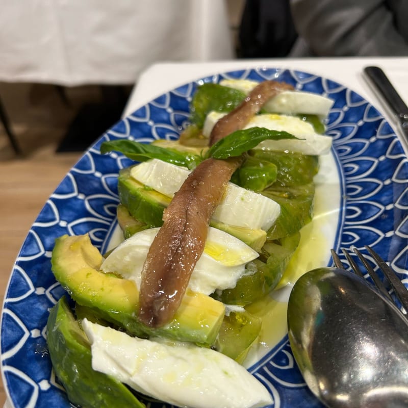 Ensalada de tomate con aguacate queso y anchoas. - Taberna Moderna, Madrid