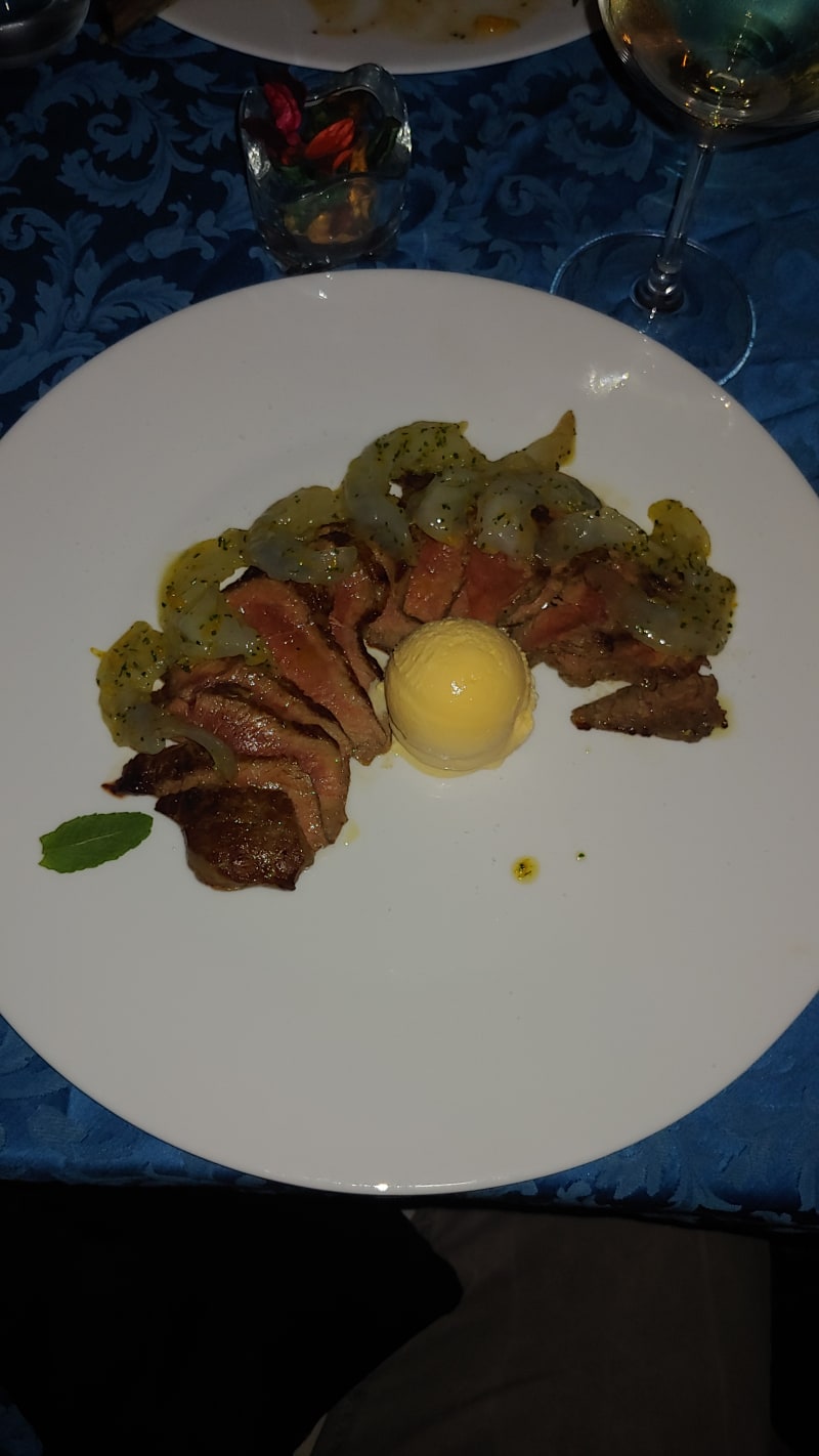 Tagliata di manzo con gamberetti e gelato alla mela. - M'Amo, Milan