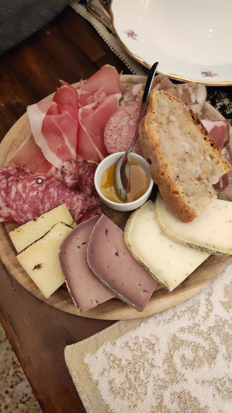 Selezione di salumi di Norcia e formaggi del Caseificio Montecristo - Vino e Cucina, San Gemini