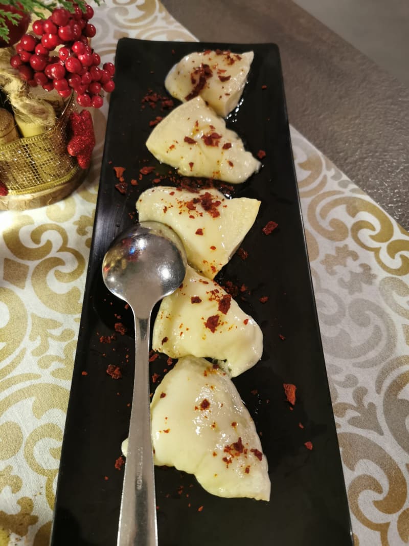 Ravioli con ripieno di fiori di zucca con pancetta croccante su fonduta di caciocavallo podolico e datterino giallo - Galleria Risto Lounge Coffee Matera