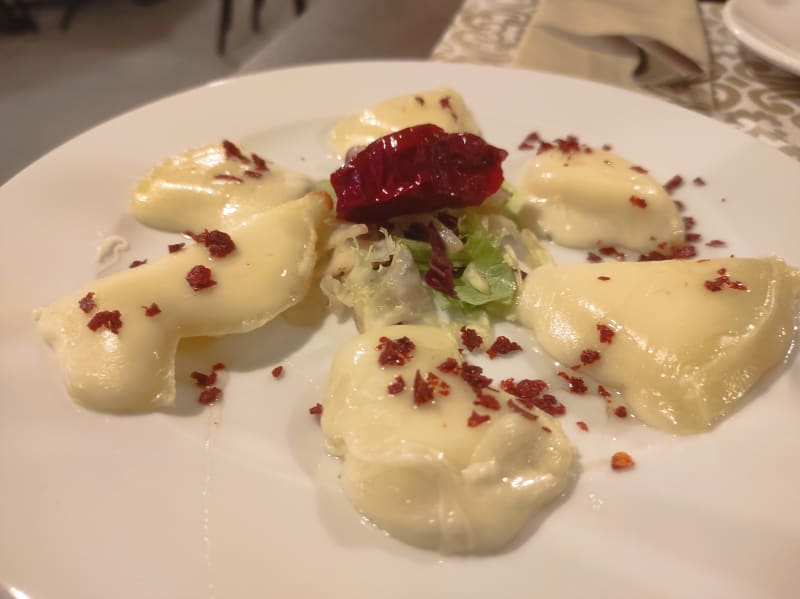 Ravioli con ripieno di fiori di zucca con pancetta croccante su fonduta di caciocavallo podolico e datterino giallo - Galleria Risto Lounge Coffee Matera