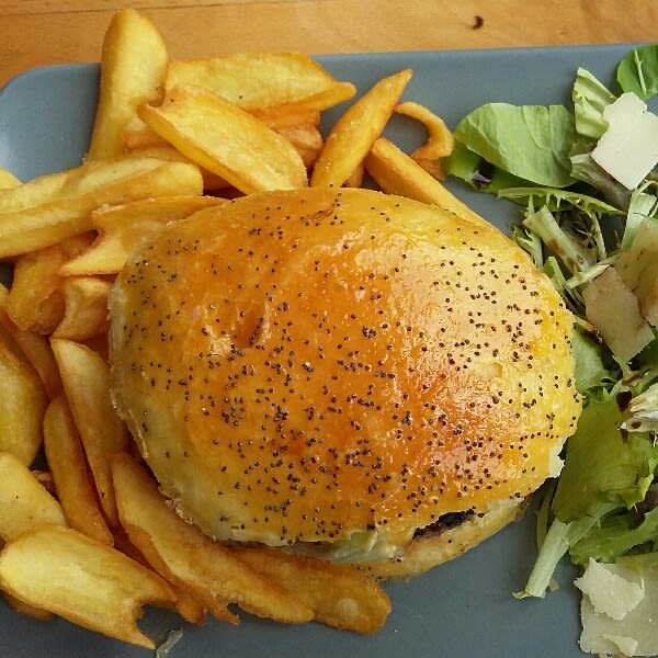 hamburger léger qui n'est pas bourratif pour une fois ! Frites et salade à volonté ! - Fenêtre Sur Cour, Paris