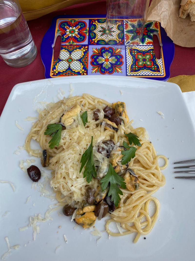 Spaghetti con cozze, olive taggiasche e pecorino al tartufo - Prodotti Tipici Campani, Naples