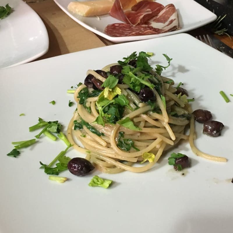 Spaghetti con alici, olive taggiasche, rucola e formaggio di capra - Prodotti Tipici Campani, Naples