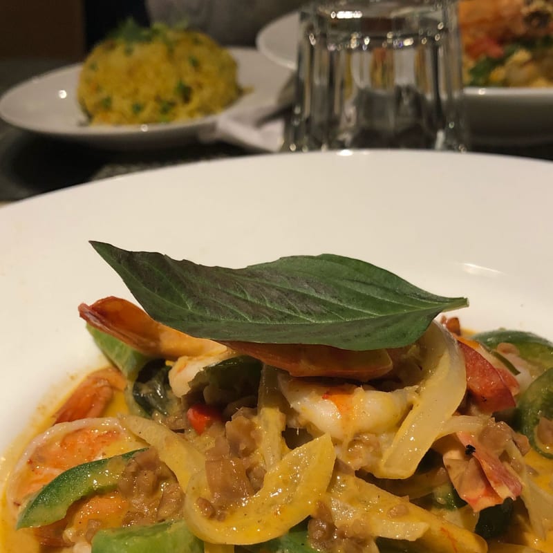 Avec un riz gluant, ce plat est un régal ! La sauce est à base de curry rouge, crème de coco et cacahuètes, pour les amateurs de piment, ne pas hésiter à demander un ou deux piment pour relever le plat ! - Koh Tao, Rueil-Malmaison