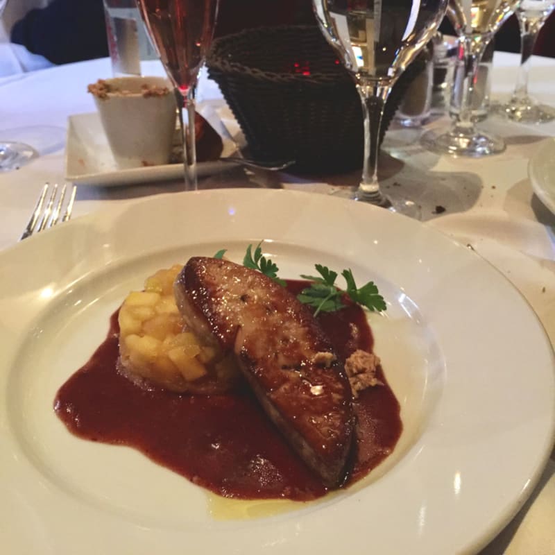 Muito bom , o gosto doce das maçãs combina muito com o molho e o foie gras - Le Cardinal, Paris