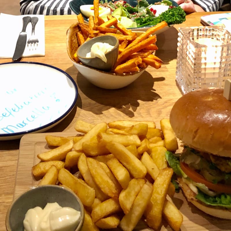 Burger met friet en Superfood met zoete aardappel friet. - The Social Hub Groningen, Groningen