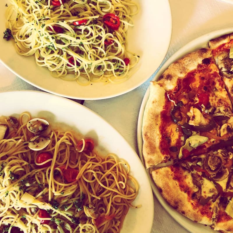Aglio olio pasta, spaghetti vongole, Quattro gusti pizza - La Trattoria, Genf