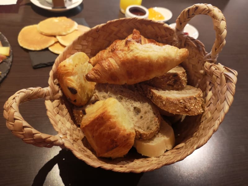 Panier de pains et de mini viennoiseries - La Balance'L, Echallens