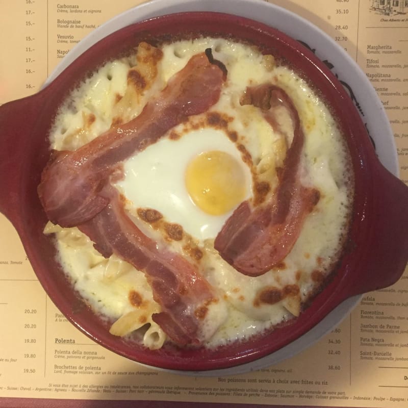 Plat très copieux avec ces tranches de lard son œuf agrémenté de crème et fromage, passé au four à bois - Cambuse - Vétroz