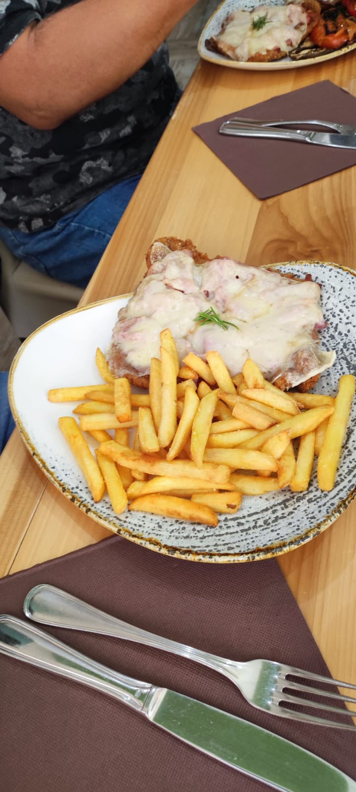 cotoletta alla valdostana con patatine fritte - Le Soleil