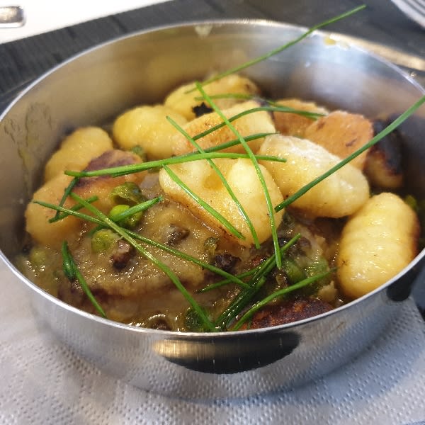 La portion est correcte, vu le nombre de choses à goûter.  Bon mais trop de cuisson pour l'agneau. - Bel-Ami Café, Paris