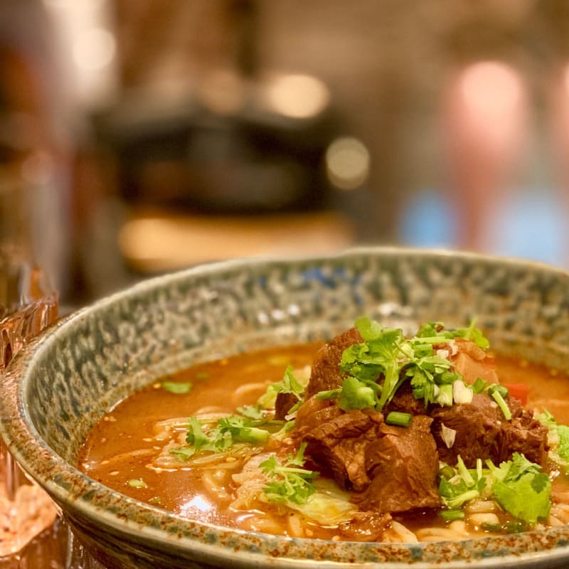 On a choix entre pimenté ou pas. Si on choisi la soupe pimentée, on a le choix entre 6 niveaux. Je sais que les Sichuanais mangent très épicés, donc j’ai choisi le niveau 1. La dose d’épice est vraiment pas mal. Personnellement je ne mange pas souvent épicé, donc le niveau 1 est tout à fait acceptable, je pense que je peux aller jusqu’au niveau 2.  Le texture des nouilles est très bien contrôlé, ni trop dure ni trop tendre. Pour conclure, c’est vraiment pas mal! - Tran Tran Zai, Paris