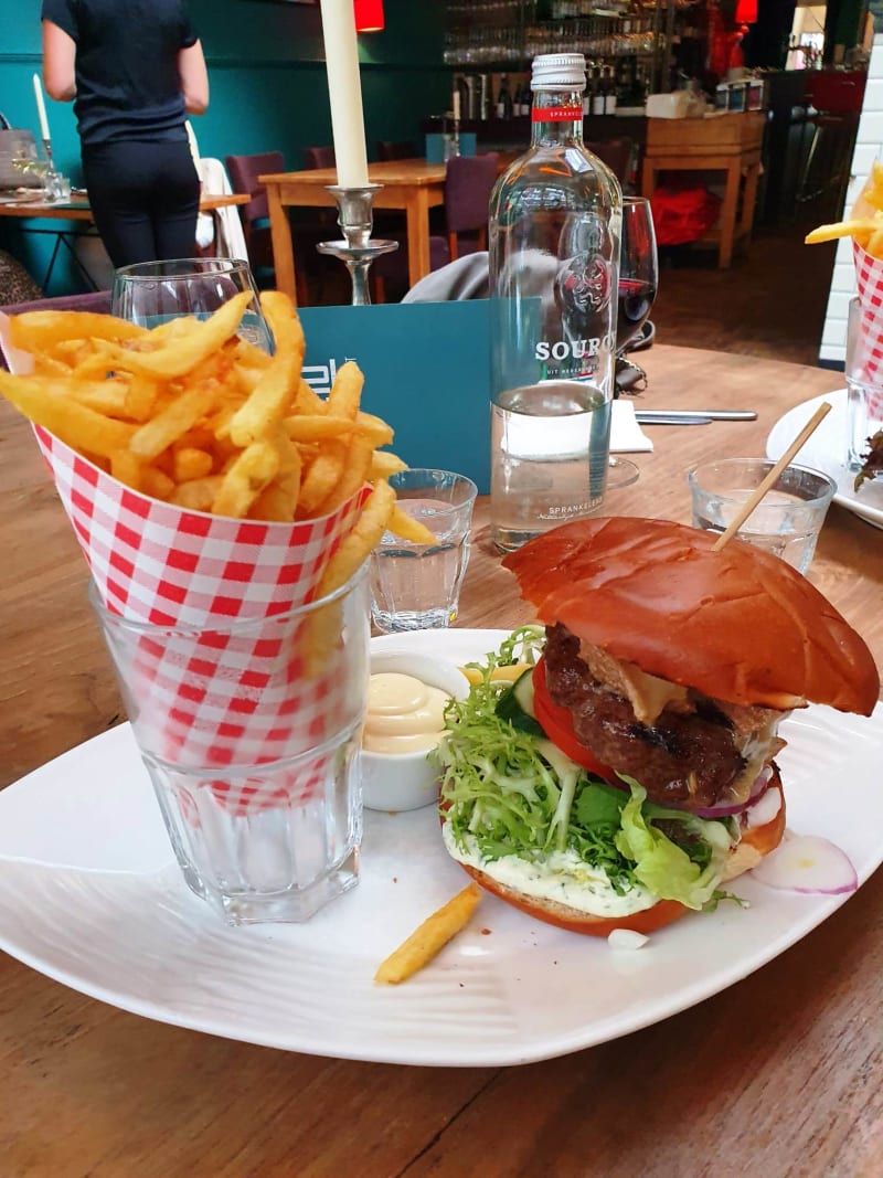 beef burger with cheddar or gorgonzola € 15.00 - Bar Bistro Nul10, Rotterdam