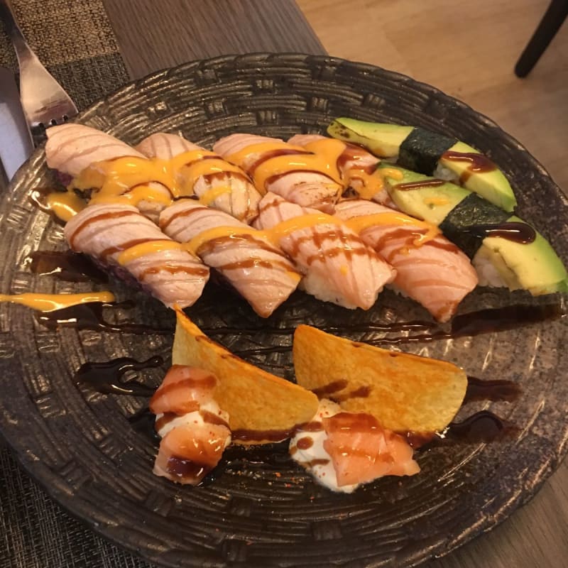 Nigiri flambe riso venere e non, nigiri avocado, salmon chips con philadelphia - Chiyo, Rome