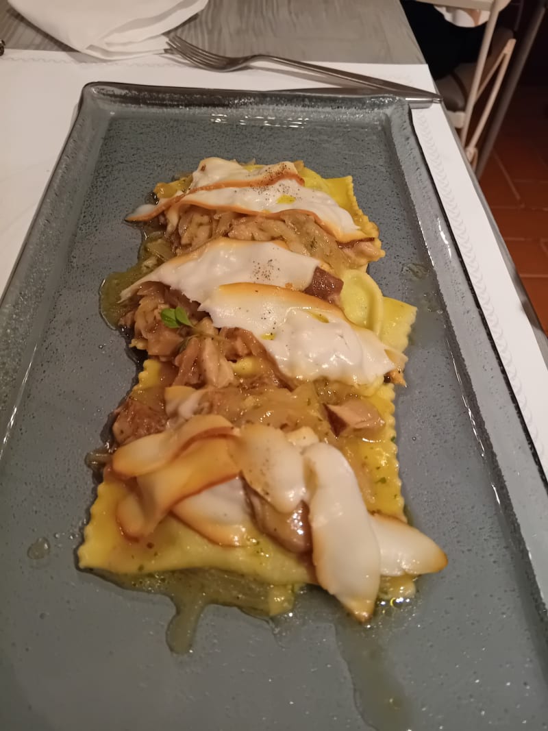 Tortelli fatti a mano con scalogno dolce, porcini e scamorza affumicata - Gualdo del Re