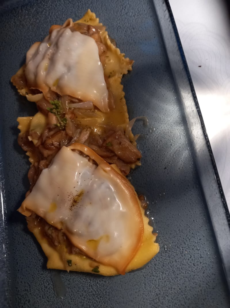 Tortelli fatti a mano con scalogno dolce, porcini e scamorza affumicata - Gualdo del Re