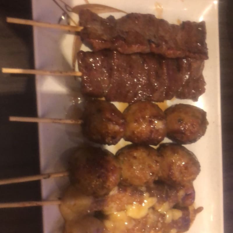 Brochette de bœuf, boulette de poulet et bœuf au fromage - Sakura, Paris