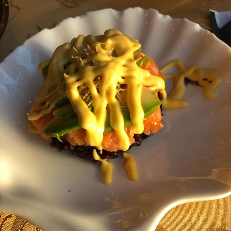 Tartare con base di riso venere, salmone , avocado , con topping di salsa al mango. - Sushi Dozo, Turin