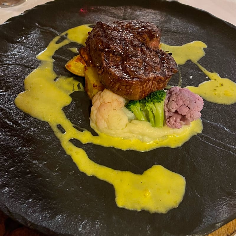 Tournedos di filetto di manzo(200g) al carbon dolce con salsa bernese variazione di patate e giardinetto di verdure - Baita dei Pini