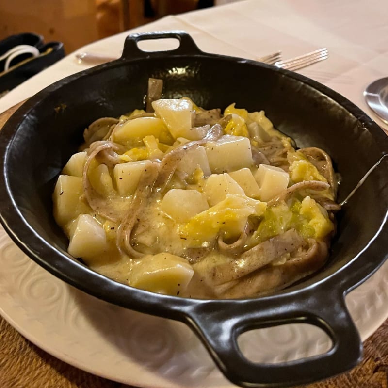 Pizzoccheri tagliati al coltello, patate, verza, burro di malga aromatizzato e casera - Baita dei Pini