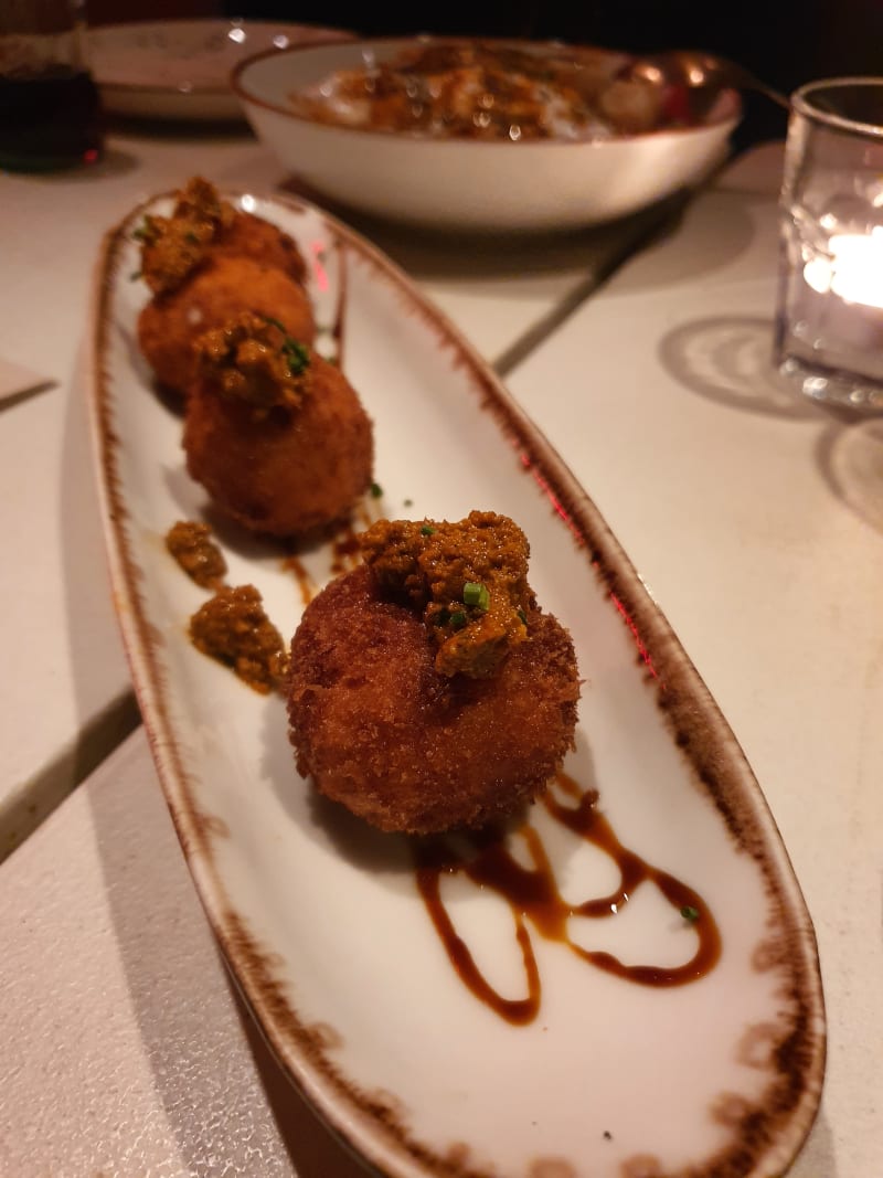 Croquetas de cabrales y calabacín con pesto rojo - Madam, Madrid