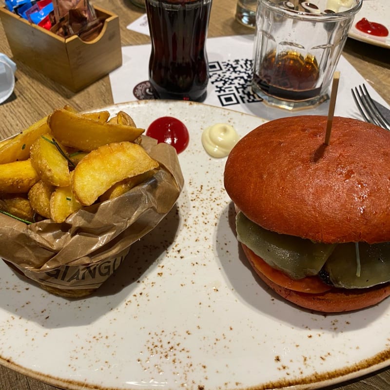 Très bon burger avec de la viande qualité, de belles tomates et un fromages fort en goût.  - Ristorante Vistalago, Lugano