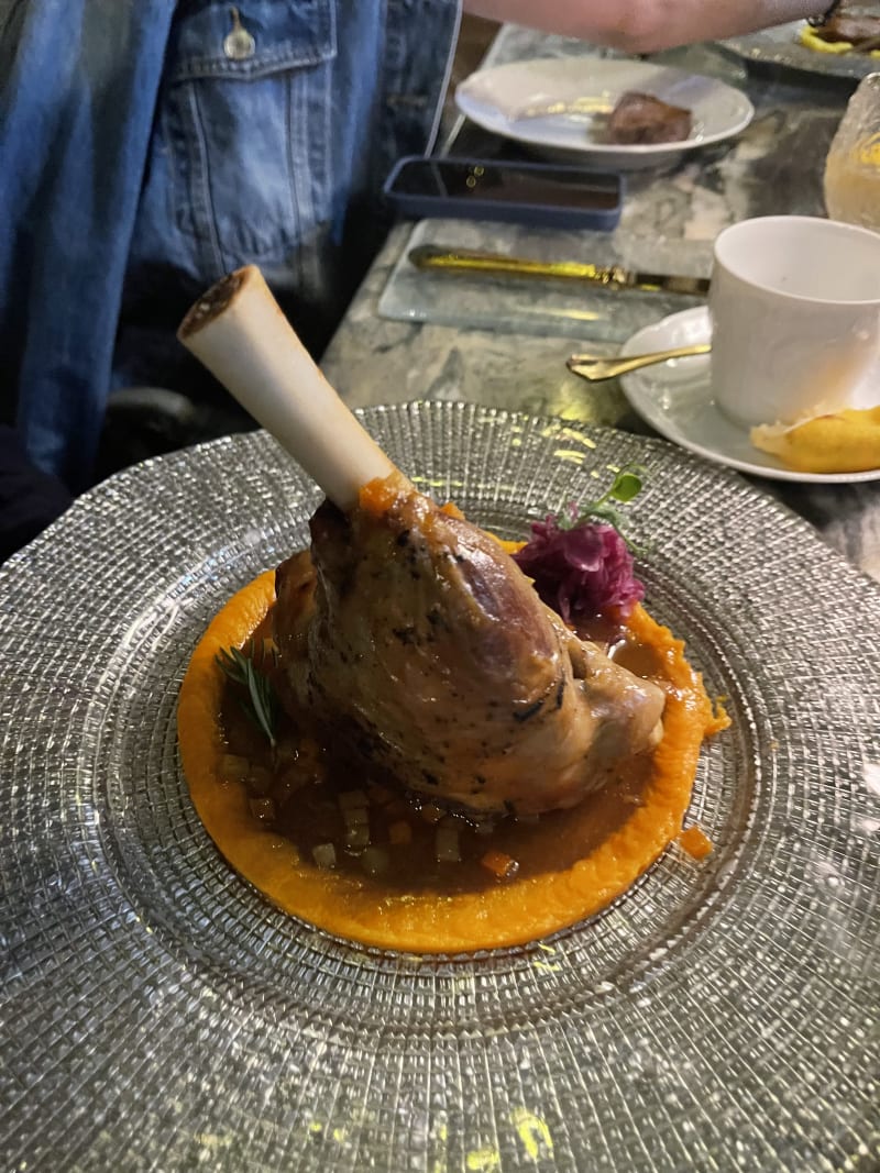 Stinco di Agnello cotto a bassa temperatura e la sua salsa. - Raya, Taormina