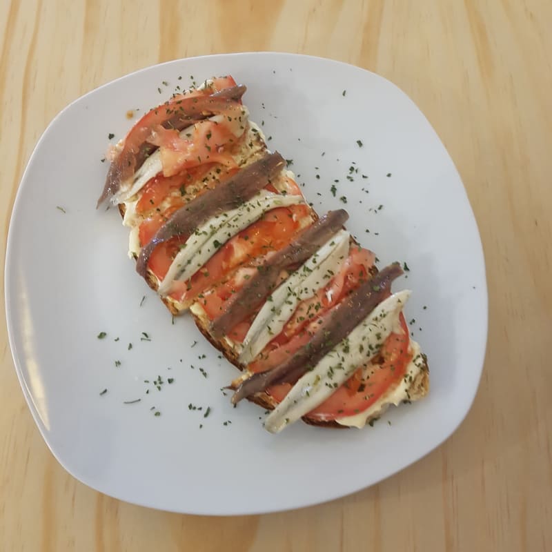 Tosta de boquerón y anchoa con una base de alioli casero y tomate - Croqueteria Focos, Madrid