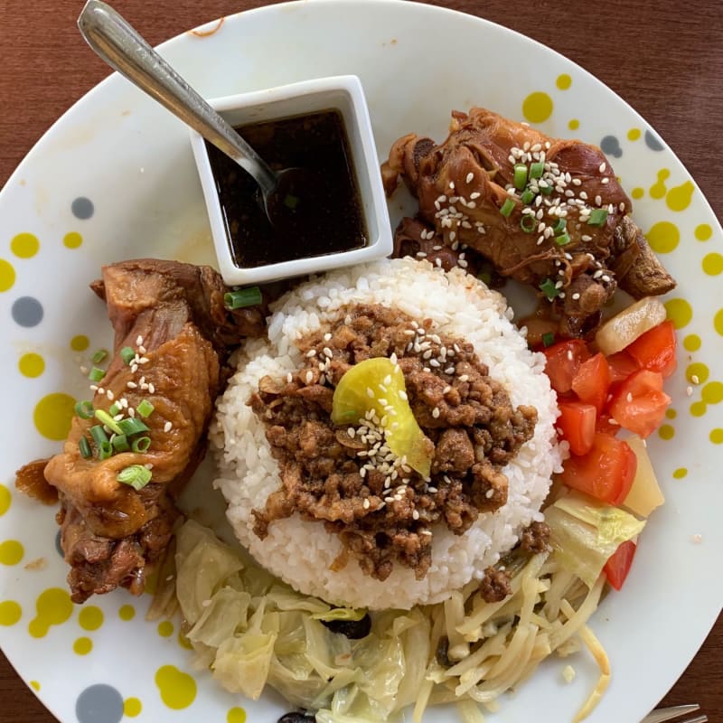 mix of porc and chicken with rice and cooked vegetables! - Taipei Gourmet, Paris