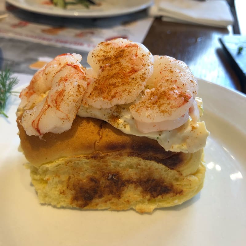 Urola: roll de gambas y ensalada de palmitos - Txapela - Plaça Catalunya, Barcelona