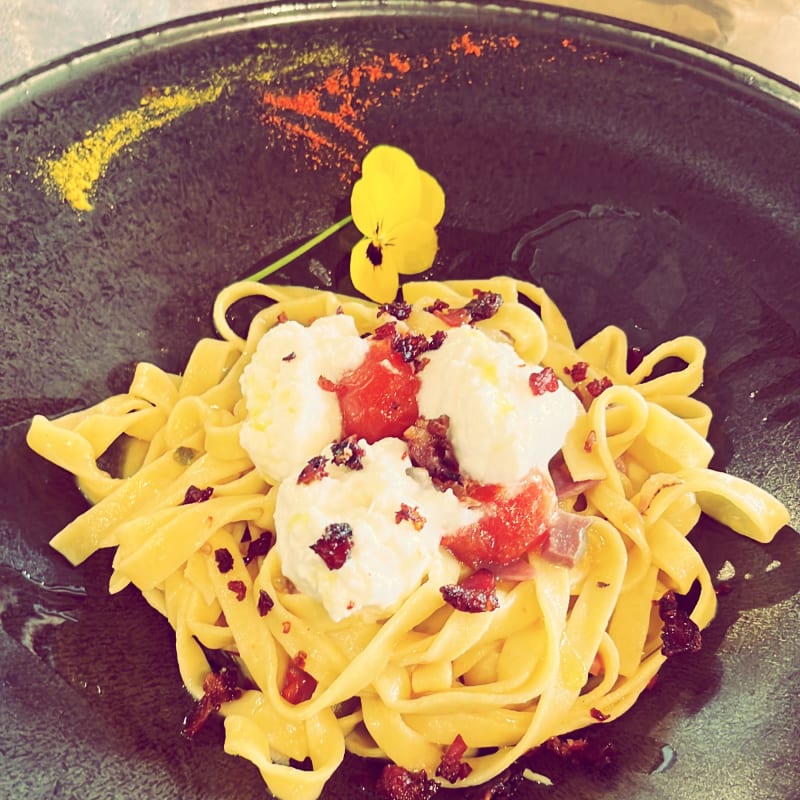 Tagliatelle fatte in casa con pomodori scattariciati, burrata e speck croccante - Ristorante Li Mori Lizzanello (Lecce)