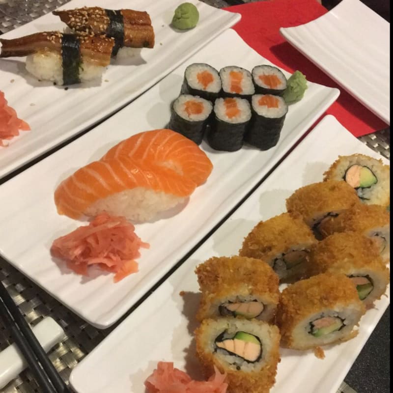 Sushis anguille, makis saumon, sushis saumon et maki california crousty avocat saumon - Yuki, Massy