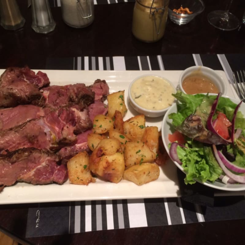 2 assiettes pour 2 personnes, viande très bonne et accompagnements fait maison, un bon plat pour un un bon moment partagé à deux - Le Brisemiche, Paris