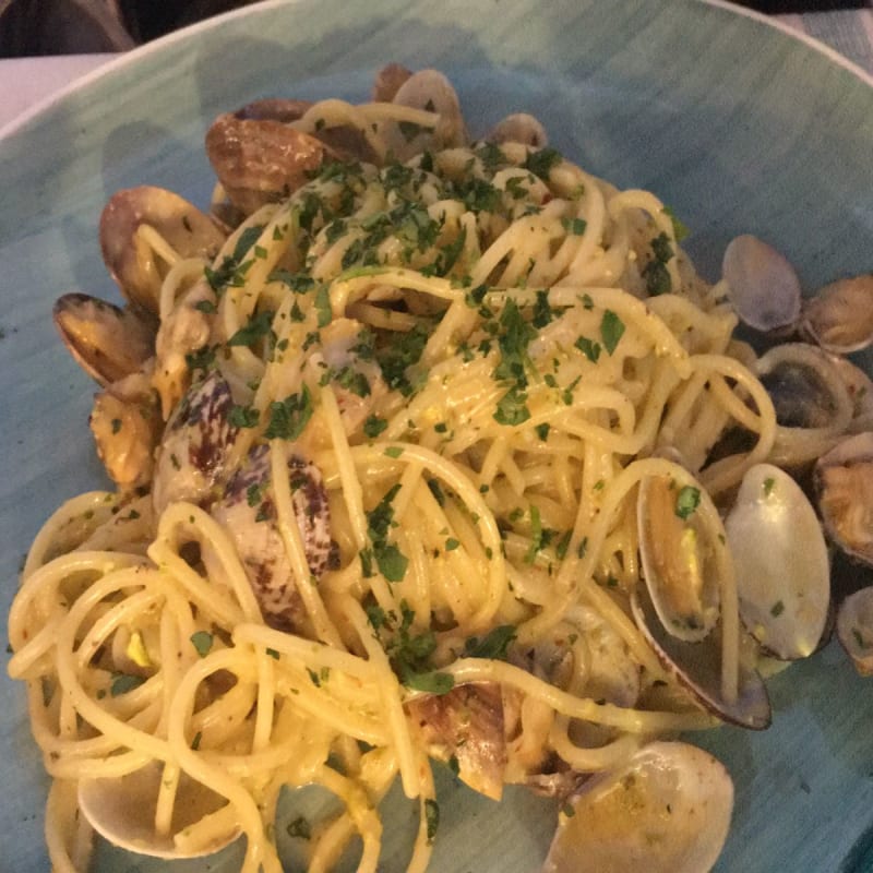 Spaghetti vongole e pesto di pistacchio - La Carretta