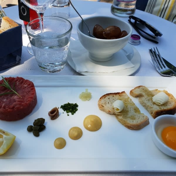 Tartare destrutturata con uovo e contorno di cipolle all'aceto balsamico - Locanda Monte Chervano