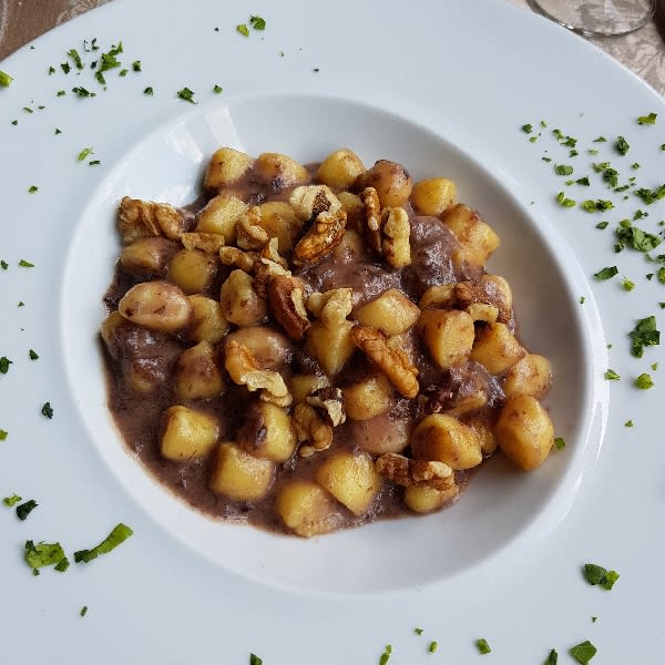 gnocchi crema di radicchio e noci - Le Scuderie De l'Antinoro