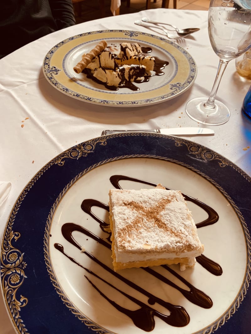 Mil hojas con crema y nata y helado con chocolate caliente - Alameda, Galapagar