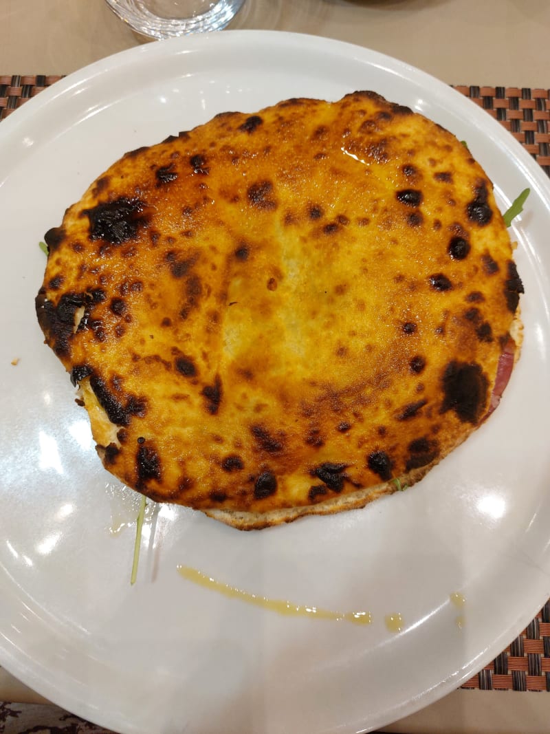 Focaccia con mozzarella, rucola bresaola, pomodoro.
 - Cordai Orazio, Acireale