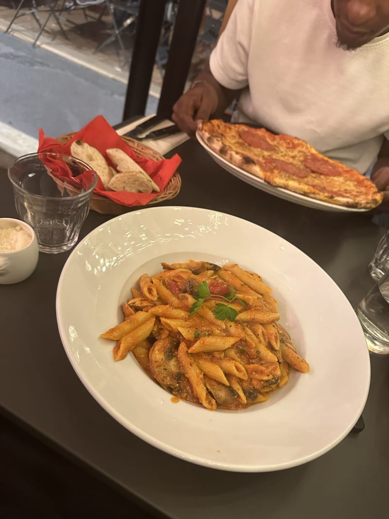 Gusto Italia, Paris