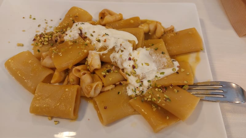 Paccheri calamari burrata e granella di pistacchio - Cohiba, Cesena